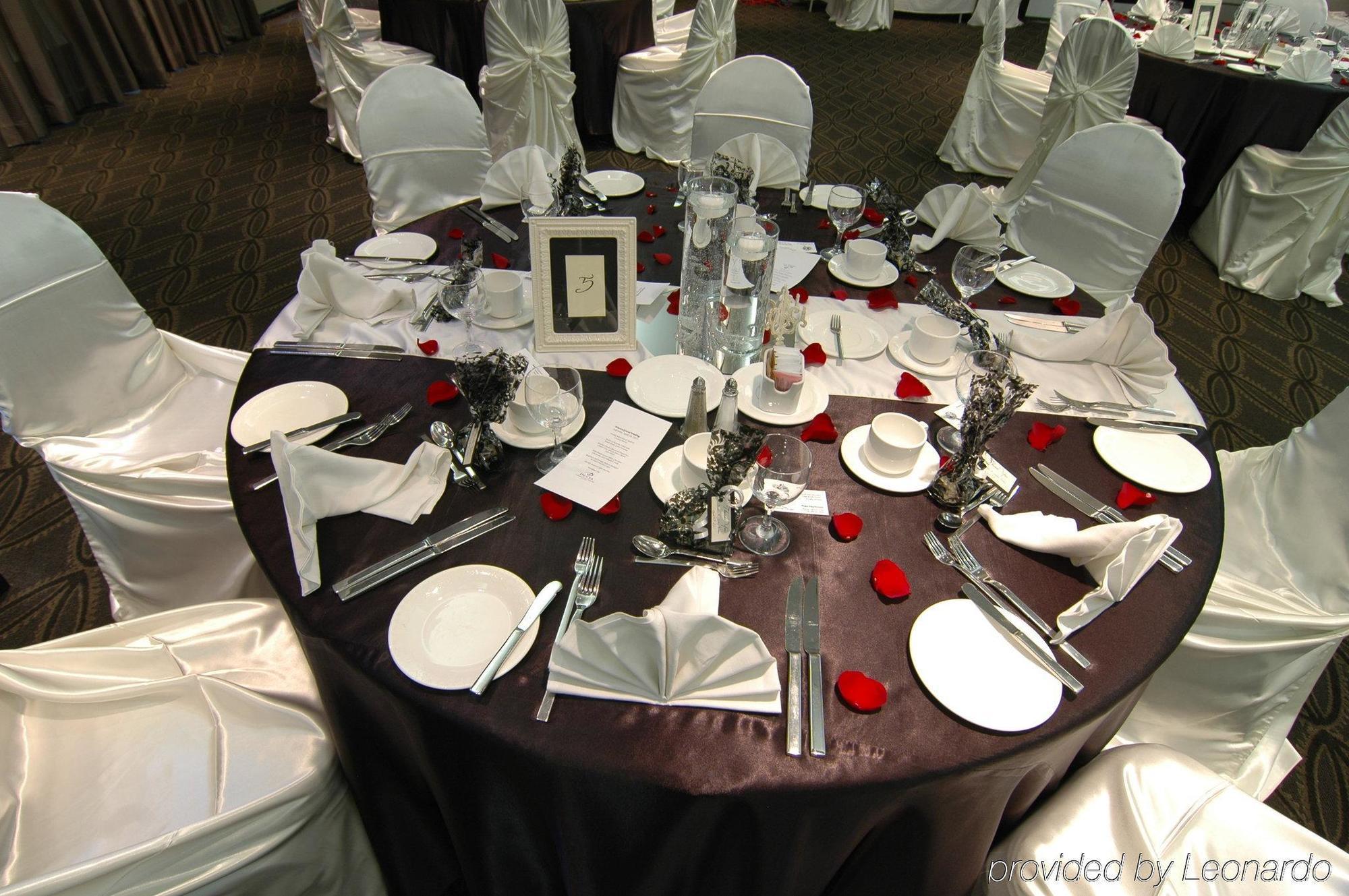 Delta Hotels By Marriott Edmonton Centre Suites Restaurant bilde